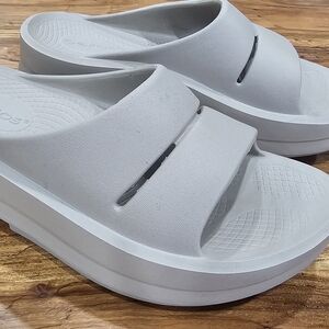 OOFOS Omega Women's Light Gray Slide Sandals